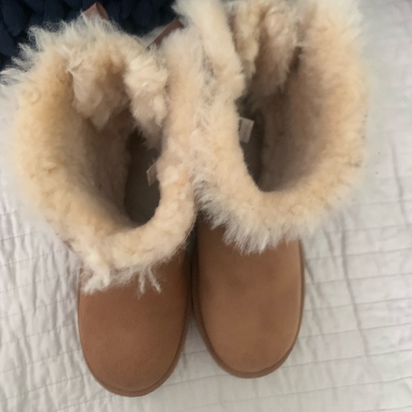 Big Kids’ Bailey Bow UGGs - Picture 5 of 7